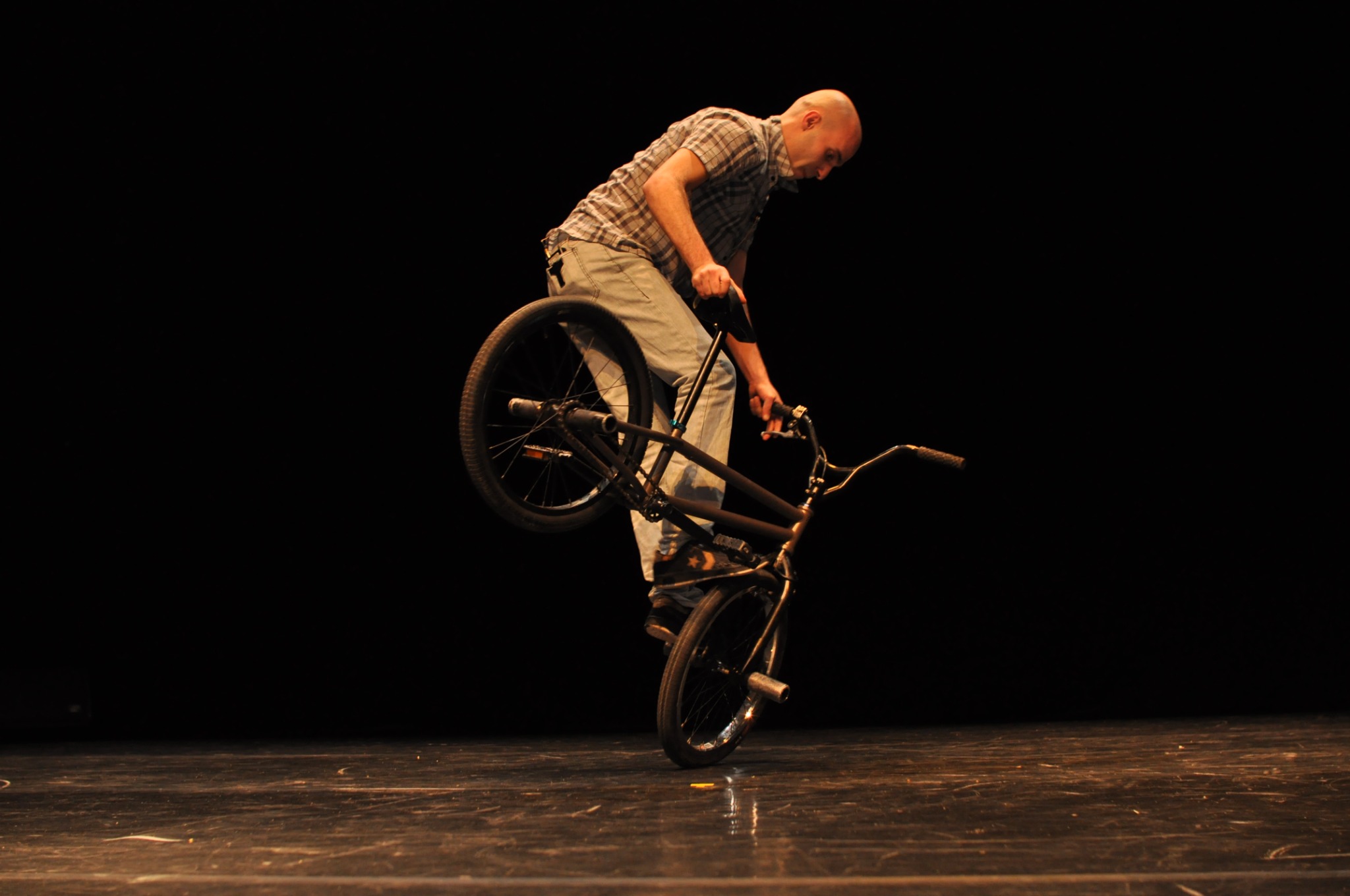 Numéro cabaret BMX Flatland sur scène