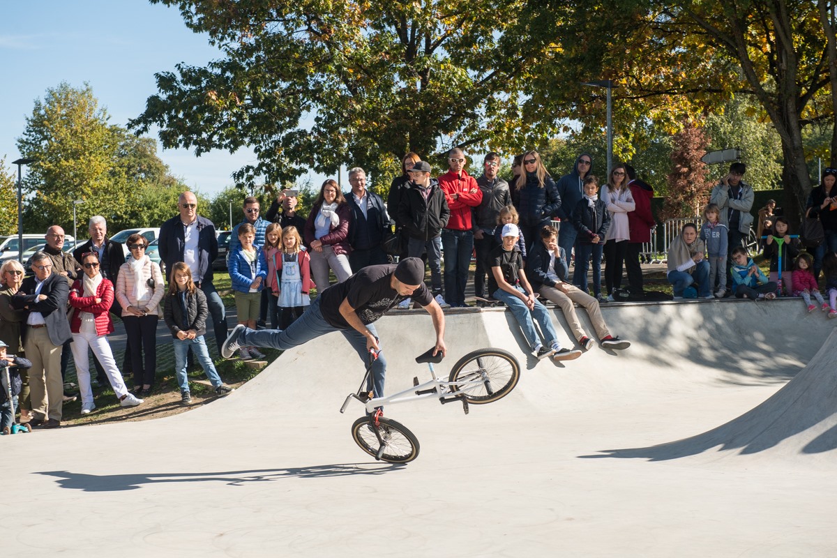 Démonstration de BMX Flatland devant le public