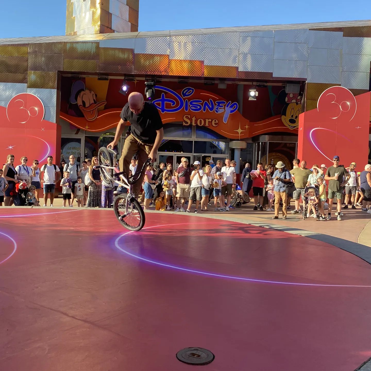 Démonstration BMX devant le Disney Store à Disneyland Paris