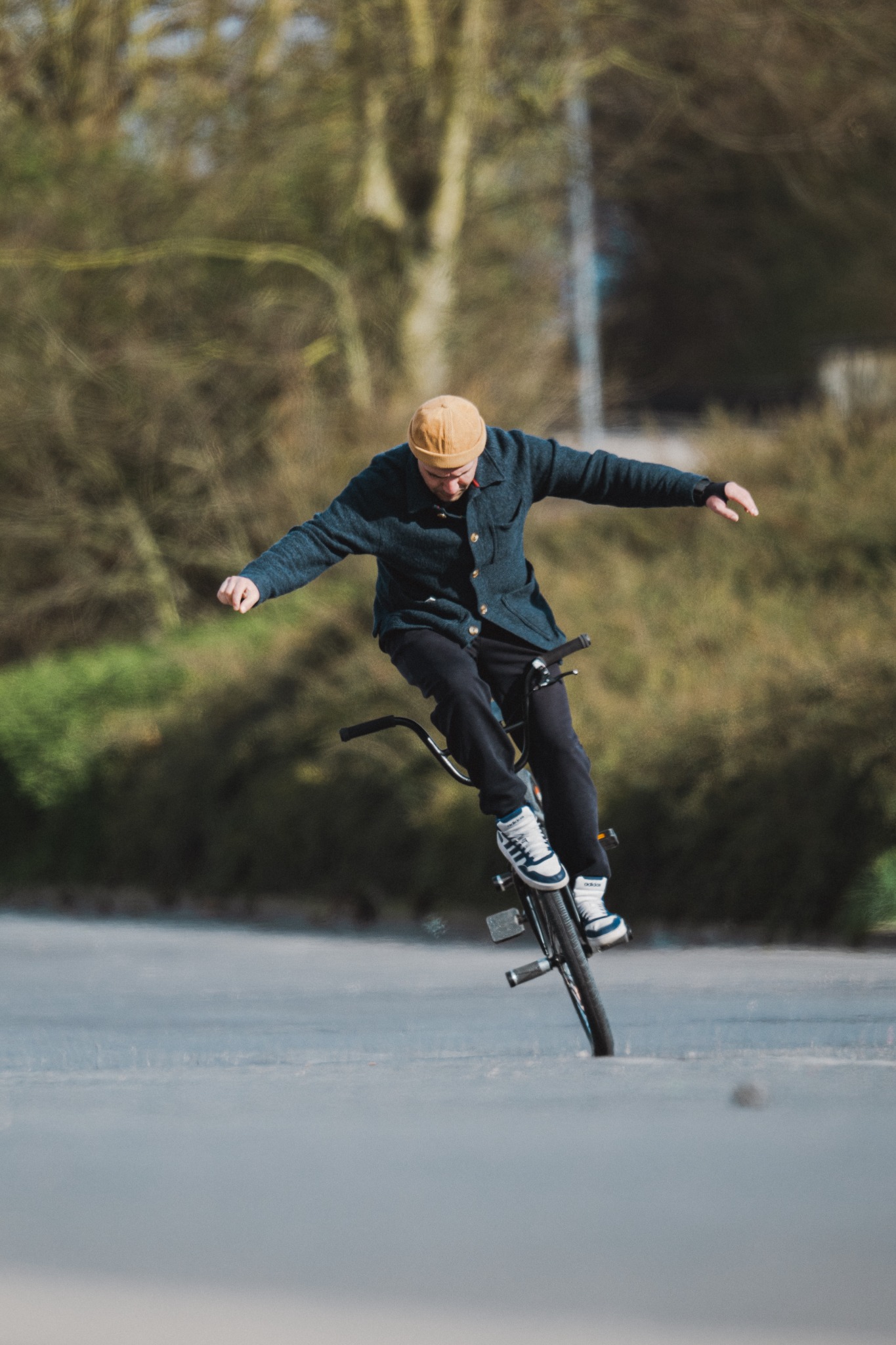 BMX Flatland en extérieur, photographie de Romain Berthiot